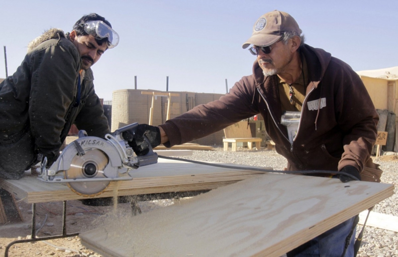 charpentier-LA FARLEDE-min_men_working_construction_sawing_wood_building_marines_workers_equipment-1064481